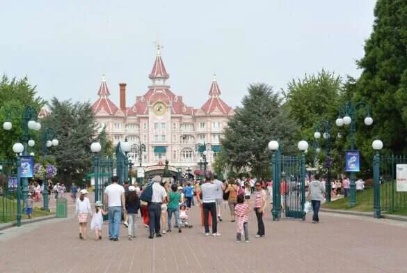 1920px-Disneyland_Park_052C_Paris_22_August_2013 Disneyland Paris in Paris, France